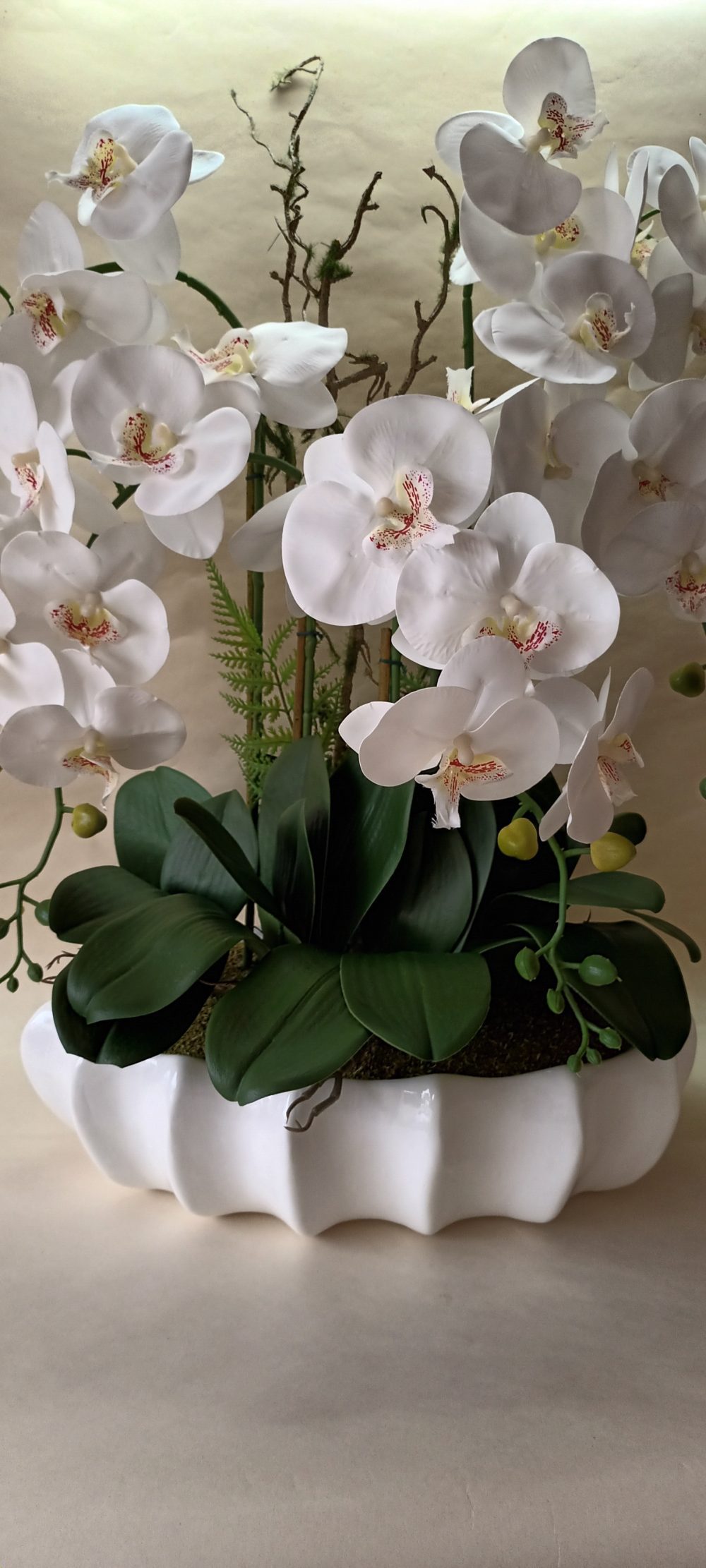 5600000158289_P Arranjo floral realista de orquídea artificial em taça cerâmica branca para decoração de interiores Eurokasa