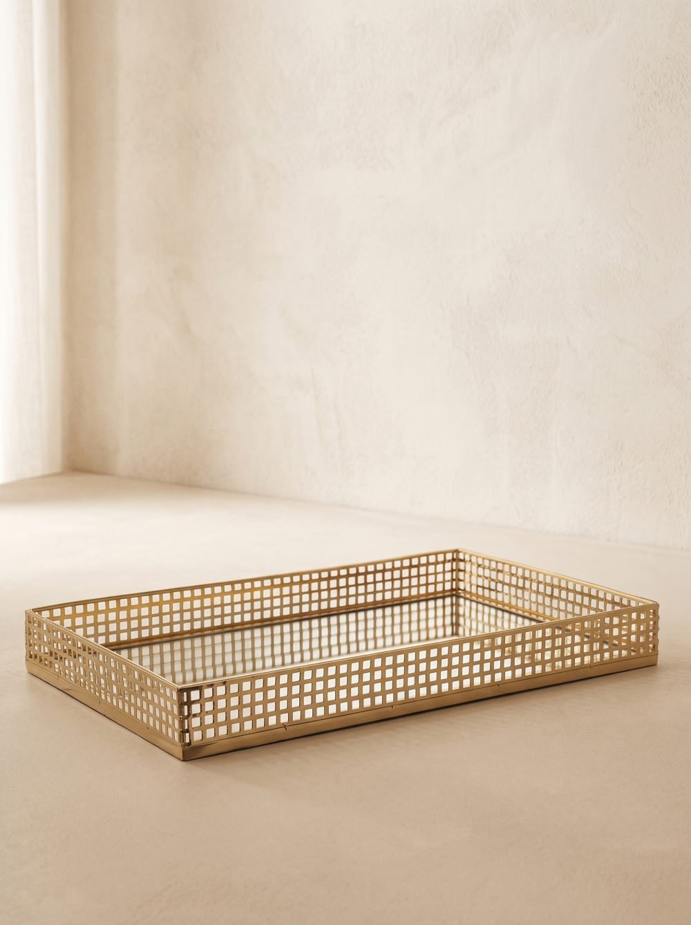 5606894516136 Bandeja retangular em metal dourado com base em espelho Eurokasa