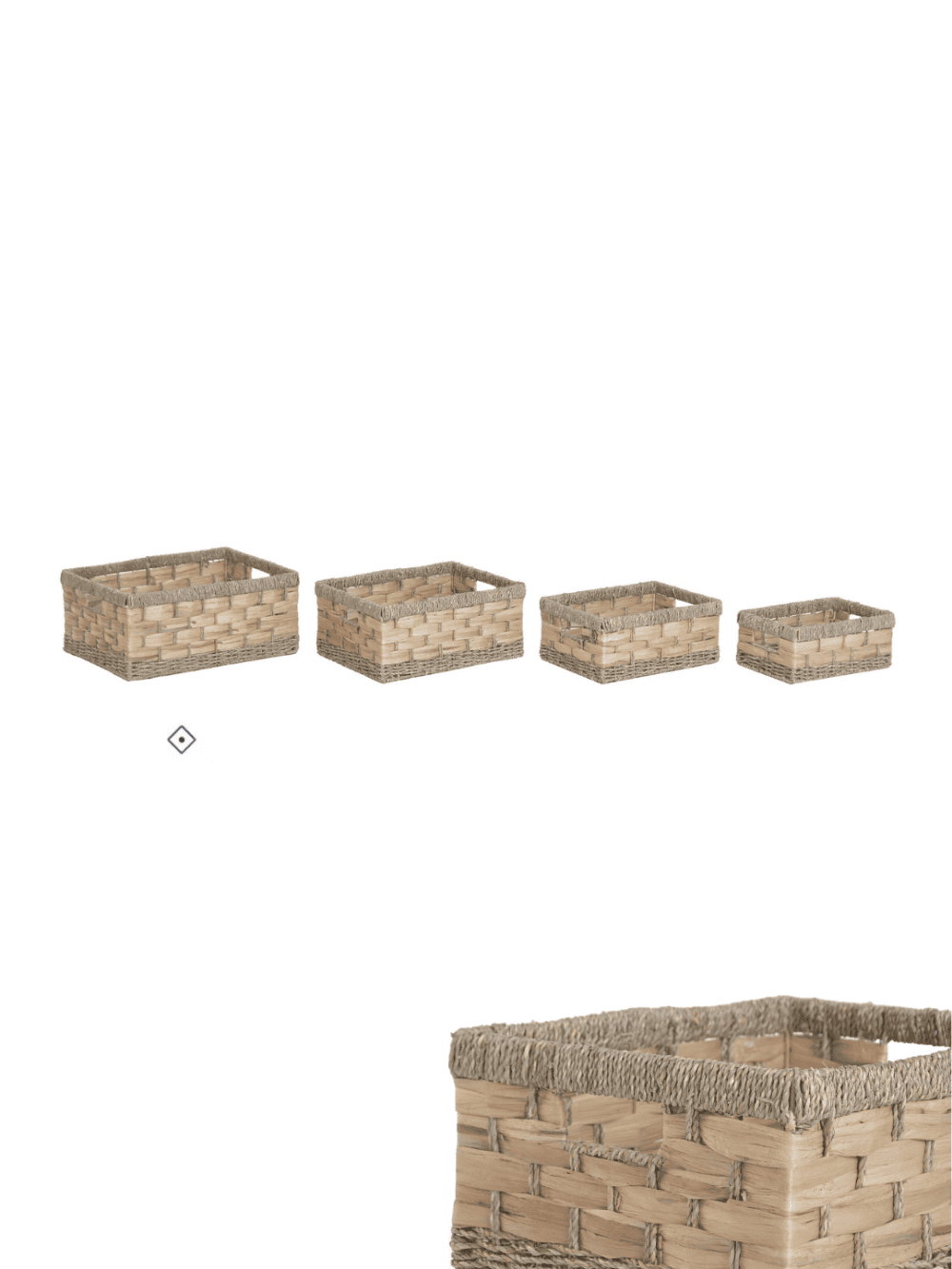 Cesto de arrumação rectangular trançado em fibras naturais de seagrass e jacinto de água, com pegas integradas e disponível em quatro tamanhos.