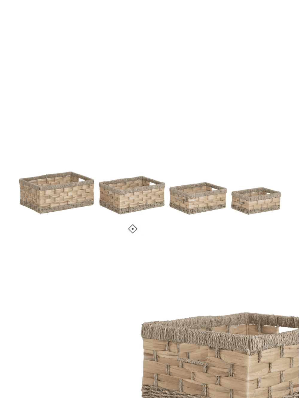 Cesto de arrumação rectangular trançado em fibras naturais de seagrass e jacinto de água, com pegas integradas e disponível em quatro tamanhos.